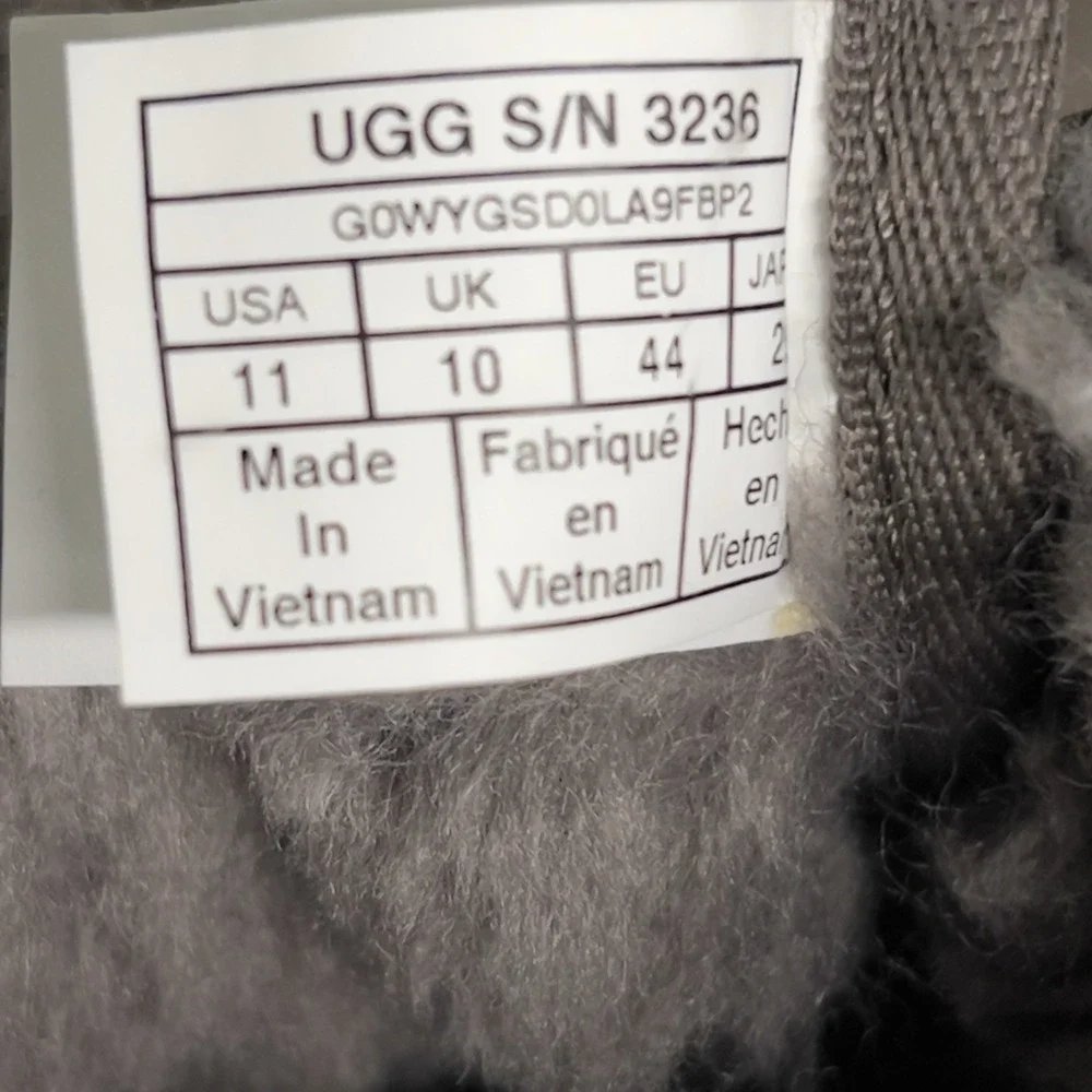 UGG Neumel Gray‎ Suede Chukka Boots Men's Size 11 Sheepskin Lined Casual Shoes